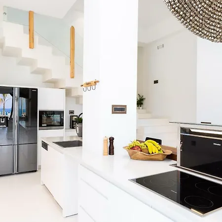 La Casa Di Mare, Luxury Front With Private Pool, Whirlpools & Sauna, By Thinkvilla Skaleta